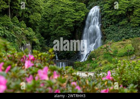 Cascade de Veu da Noiva (brides Veil) à Ribeira dos Caldeiroes, Nordeste, île de Sao Miguel, Açores, Portugal Banque D'Images