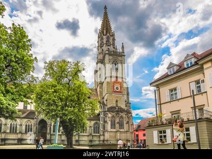 Belle vue latérale de la célèbre cathédrale de Constance avec l'aile sud dans la vieille ville de Constance (Constance) près du lac de Constance (Bodensee) en Allemagne. Banque D'Images