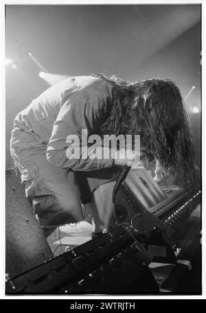 PHIL ANSELMO, PANTERA, 2000 : le chanteur Phil Anselmo de Pantera jouant en direct sur l'une des dernières tournées avec la formation classique du groupe au Newport Centre à Newport, pays de Galles, Royaume-Uni le 24 avril 2000. Photographie : Rob Watkins. INFO : le légendaire groupe de heavy metal américain Pantera est formé en 1981 à Arlington, au Texas. En 2000, ils tournent avec leur neuvième et dernier album studio, Reinventing the Steel. Banque D'Images