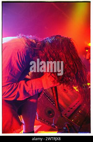 PHIL ANSELMO, PANTERA, 2000 : le chanteur Phil Anselmo de Pantera jouant en direct sur l'une des dernières tournées avec la formation classique du groupe au Newport Centre à Newport, pays de Galles, Royaume-Uni le 24 avril 2000. Photographie : Rob Watkins. INFO : le légendaire groupe de heavy metal américain Pantera est formé en 1981 à Arlington, au Texas. En 2000, ils tournent avec leur neuvième et dernier album studio, Reinventing the Steel. Banque D'Images