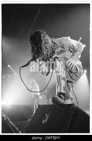 PHIL ANSELMO, PANTERA, 2000 : le chanteur Phil Anselmo de Pantera jouant en direct sur l'une des dernières tournées avec la formation classique du groupe au Newport Centre à Newport, pays de Galles, Royaume-Uni le 24 avril 2000. Photographie : Rob Watkins. INFO : le légendaire groupe de heavy metal américain Pantera est formé en 1981 à Arlington, au Texas. En 2000, ils tournent avec leur neuvième et dernier album studio, Reinventing the Steel. Banque D'Images