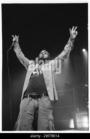 PHIL ANSELMO, PANTERA, 2000 : le chanteur Phil Anselmo de Pantera jouant en direct sur l'une des dernières tournées avec la formation classique du groupe au Newport Centre à Newport, pays de Galles, Royaume-Uni le 24 avril 2000. Photographie : Rob Watkins. INFO : le légendaire groupe de heavy metal américain Pantera est formé en 1981 à Arlington, au Texas. En 2000, ils tournent avec leur neuvième et dernier album studio, Reinventing the Steel. Banque D'Images