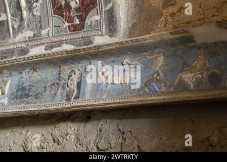 Fresques et sculptures dans une maison romaine dans l'ancienne ville de Pompéi, Naples, Italie Banque D'Images