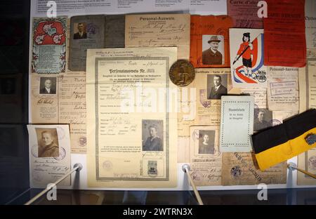 Presserundgang zur Sonderausstellung Gewalt gegen Weimar. Zerreissproben der fruehen Republik 1918-1923 im Dokumentationszentrum topographie des terreurs à Berlin Foto vom 19.03 2024 : Ausweise aus allen Regionen Deutschlands zum Verkehr in den deutschen Gebieten und zum Passieren der Grenzen in den abgetretenen Zonen, 1918 bis 1924. AM Anfang von Deutschlands erster Demokratie Stand 1918 eine gewaltfreie Revolution. DAS Kaiserreich wurde zur Republik. Nur wenige Wochen spaeter schlug jedoch der friedliche Beginn in Gewalt um, Umsturzversuche, Anschlagsserien und Putschplaene von rechts wie lin Banque D'Images