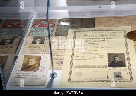 Presserundgang zur Sonderausstellung Gewalt gegen Weimar. Zerreissproben der fruehen Republik 1918-1923 im Dokumentationszentrum topographie des terreurs à Berlin Foto vom 19.03 2024 : Ausweise aus allen Regionen Deutschlands zum Verkehr in den deutschen Gebieten und zum Passieren der Grenzen in den abgetretenen Zonen, 1918 bis 1924. AM Anfang von Deutschlands erster Demokratie Stand 1918 eine gewaltfreie Revolution. DAS Kaiserreich wurde zur Republik. Nur wenige Wochen spaeter schlug jedoch der friedliche Beginn in Gewalt um, Umsturzversuche, Anschlagsserien und Putschplaene von rechts wie lin Banque D'Images