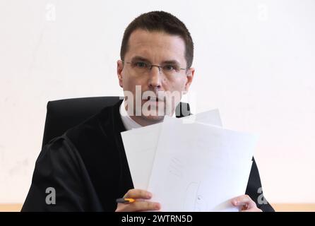 Augsbourg, Allemagne. 19 mars 2024. Christoph Kern, président du tribunal, siège sur le banc au début du procès. Il préside le procès de quatre hommes accusés d'avoir provoqué l'explosion d'un engin explosif et d'avoir causé des lésions corporelles graves. L'accusé principal aurait déclenché un pétard, qui n'est pas autorisé en Allemagne, dans le bloc des visiteurs le 11 novembre 2023 lors du match de Bundesliga entre le FC Augsburg et le TSG 1899 Hoffenheim. Crédit : Karl-Josef Hildenbrand/dpa/Alamy Live News Banque D'Images