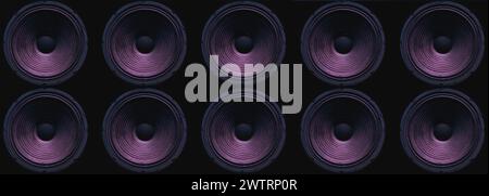Gros plan de la membrane des haut-parleurs sur fond noir avec éclairage coloré. Banque D'Images