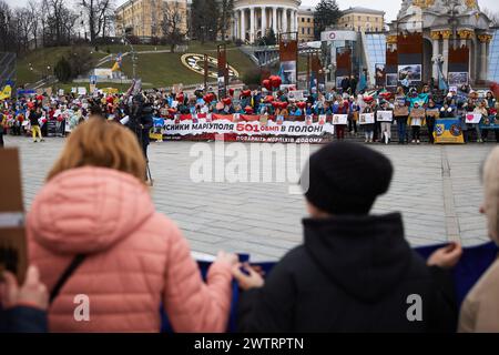 Grande manifestation publique sur la place Maidan. Le peuple ukrainien demande à trouver et ramener les militaires du 501ème bataillon, qui a défendu Marioupol contre l'invasion russe.Kiev - 16 mars,2024 Banque D'Images