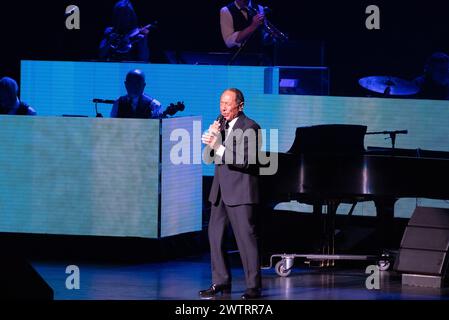 Fort Lauderdale, États-Unis. 18 mars 2024. Paul Anka se produit à Fort lauderdale, en Floride, le 18 mars 2024. La performance faisait partie de la tournée mondiale Seven Decades de la chanteuse et compositrice canado-américaine. (Photo de Geoffrey Clowes/Sipa USA) crédit : Sipa USA/Alamy Live News Banque D'Images