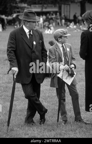 Comme père comme fils Londres années 1990 Royaume-Uni Père et fils à Hyde Park, rallye de Londres 1997. Angleterre HOMER SYKES Banque D'Images