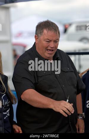 Mike Brewer, saluant les fans sur son stand au Festival de Silverstone 2023 Banque D'Images