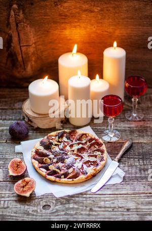 Tarte ou tarte aux figues et aux noix de pécan, croûte de tarte maison avec figues, cassonade, beurre, œufs et noix de pécan, décorée de figues fraîches et de noix de pécan grillées Banque D'Images