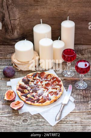 Tarte ou tarte aux figues et aux noix de pécan, croûte de tarte maison avec figues, cassonade, beurre, œufs et noix de pécan, décorée de figues fraîches et de noix de pécan grillées Banque D'Images