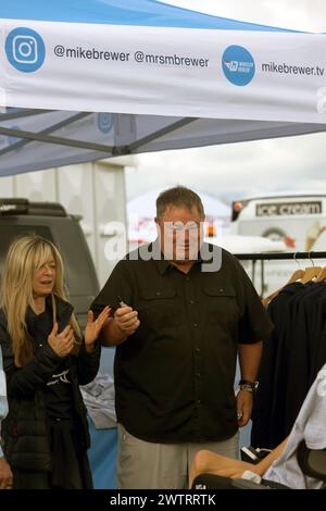 Mike Brewer et sa femme Michelle, saluant les fans, sur son stand, pendant le Festival de Silverstone 2023 Banque D'Images