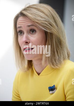 Berlin, Allemagne. 19 mars 2024, Berlin : Kaja Kallas, premier ministre estonien, prend la parole lors d'une conférence de presse avant la cérémonie de remise du prix Walther Rathenau au bureau de représentation de la Deutsche Bank dans la capitale. L'Institut Walther Rathenau décerne chaque année ce prix en reconnaissance d'une réalisation exceptionnelle de toute une vie en politique étrangère. L'Institut Walther Rathenau, Foundation for International Politics, est une fondation non partisane à but non lucratif basée à Berlin. L'institut porte le nom de Walther Rathenau, le ministre juif allemand des Affaires étrangères de la République de Weimar. Crédit : dpa Banque D'Images