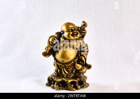 Figurine en bronze de Bouddha marchant avec un sac sur son épaule, visage complet, souvenir Banque D'Images