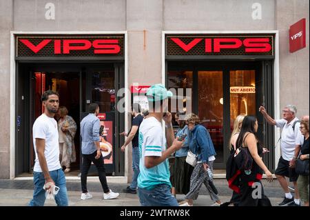 Madrid, Espagne. 19 mars 2024. Les piétons passent devant le VIP, une chaîne de restaurants décontractée à service complet en Espagne. (Photo de Xavi Lopez/SOPA images/Sipa USA) crédit : Sipa USA/Alamy Live News Banque D'Images