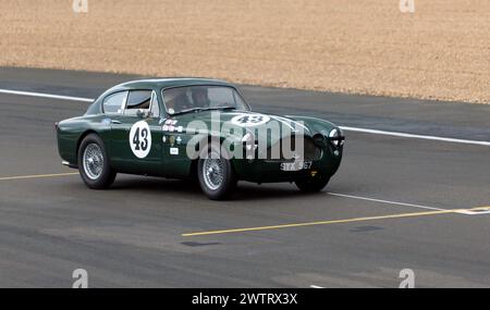 Chris Woodgate au volant de son Green, 1957 ans, Aston Martin DB MkIII, lors du Trophée MRL RAC Woodcote, au Silverstone Festival 2023 Banque D'Images