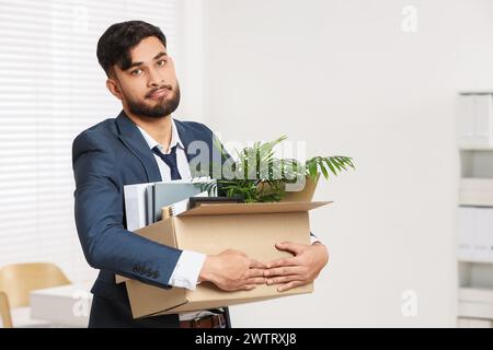 Le problème du chômage. Homme frustré avec une boîte d'effets personnels au bureau Banque D'Images