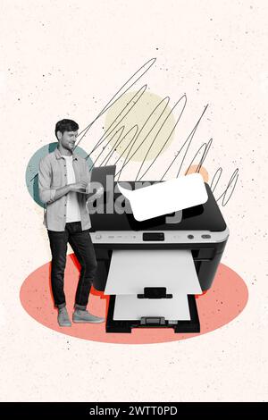 Collage vertical image debout jeune homme tenir un ordinateur portable communication sans fil en ligne imprimante de correspondance scanner TextBox chat Banque D'Images