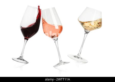 Différents types de vin éclaboussant dans des verres sur fond blanc Banque D'Images
