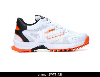 Chaussures de cricket professionnelles blanches, noires et orange isolées sur fond blanc Banque D'Images