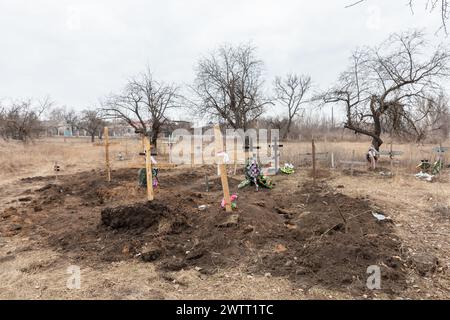 10 mars 2024, Siversk, région de Donetsk, Ukraine : les résidents morts de Siversk ont été enterrés juste à côté de l'hôpital. Il y a déjà 20 tombes ici, dont 6 sont apparues au cours des deux dernières semaines, disent les habitants. FRIDA Ukraine est une mission ukraino-israélienne de volontaires médicaux visant à aider la population civile. Des médecins bénévoles fournissent aux Ukrainiens touchés par les hostilités des médicaments de haute qualité. Ils organisent également des voyages en première ligne des régions désoccupées pour aider les civils qui y vivent. Ce travail bénévole a commencé dans la région de Kiev, suivie par Tchernihiv, Sumy, Kharkiv Banque D'Images