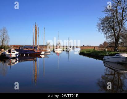 Une vue de la Staithe et Boat Dike avec des bateaux amarrés dans la vallée de la Bure sur les Norfolk Broads à Upton, Norfolk, Angleterre, Royaume-Uni. Banque D'Images