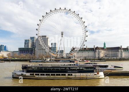 Le navire Old Thames Cruises nommé MV Royal Princess a amarré près de la Millennium Wheel à Londres, au Royaume-Uni. Bateau de plaisance vintage rouillé Banque D'Images