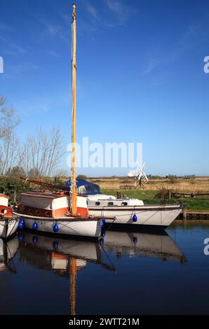 Un yacht et un croiseur amarrés à la Staithe surplombant les marais sur les Norfolk Broads à Upton, Norfolk, Angleterre, Royaume-Uni. Banque D'Images