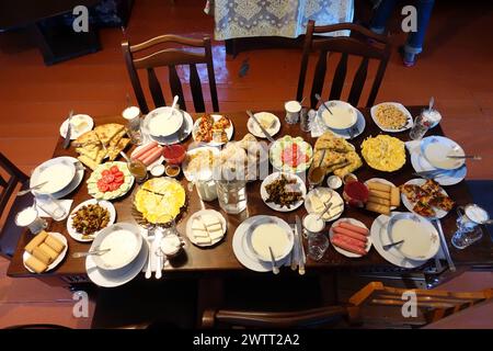 11.09.2019, Mestia, Swanetien, GEO - mit verschiedenen Speisen reich gedeckter Tisch. Abendbrot, Abendessen, Alltag, asiatisch, Asien, Auswahl, Draufsicht, Ernaehrung, Essen, Essen und Trinken, Esskultur, Eurasien, eurasisch, Europa, europaeisch, gedeckt, gedeckter Tisch, géorgien, georgisch, Gerichte, Innen, Innenaufnahme, Mestia, Mittagessen, Nahrung, niemand, Osteuropa, QF, Querformat, Speisen, Stilleben, Stillleben, Stuehle, Swanetien, Tafel, Teller, Tisch, viel, Vogelperspektive 190911D493MESTIA.JPG *** 11 09 2019, Mestia, Svaneti, GEO table richement posée avec divers plats repas du soir, d Banque D'Images