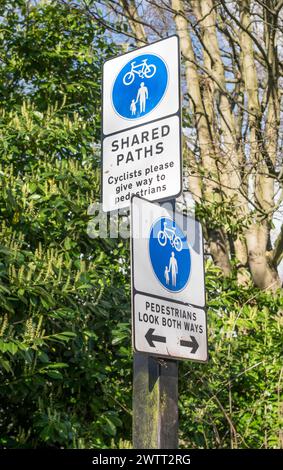 Panneau indiquant un chemin partagé entre cyclistes et piétons à Heaton Park, Newcastle, au nord-est de l'Angleterre, Royaume-Uni Banque D'Images