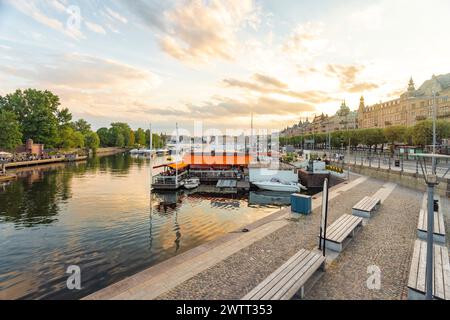 Strandvägen et l'île de Djurgarden avec cafés et bars en été, Stockholm Banque D'Images