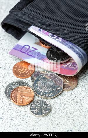 Un portefeuille et des billets et pièces écossais de 20 £ Banque D'Images