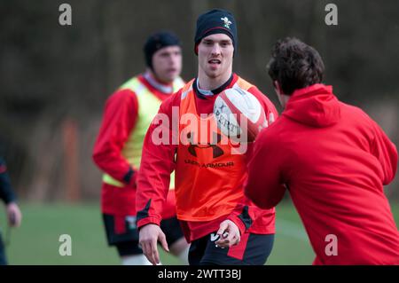 Photo de George North (avec bonnet beanie) lors de la séance d'entraînement de l'équipe de rugby du pays de Galles au Vale Hotel and Resort de Cardiff cet après-midi avant leur affrontement des six Nations avec l'Angleterre en mars 2013. Le centre gallois George North a annoncé qu’il se retirera du rugby international après les six Nations samedi. Banque D'Images