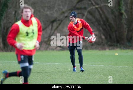 Photo de George North (avec bonnet beanie) lors de la séance d'entraînement de l'équipe de rugby du pays de Galles au Vale Hotel and Resort de Cardiff cet après-midi avant leur affrontement des six Nations avec l'Angleterre en mars 2013. Le centre gallois George North a annoncé qu’il se retirera du rugby international après les six Nations samedi. Banque D'Images