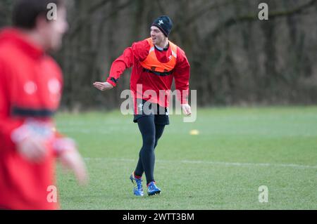 Photo de George North (avec bonnet beanie) lors de la séance d'entraînement de l'équipe de rugby du pays de Galles au Vale Hotel and Resort de Cardiff cet après-midi avant leur affrontement des six Nations avec l'Angleterre en mars 2013. Le centre gallois George North a annoncé qu’il se retirera du rugby international après les six Nations samedi. Banque D'Images