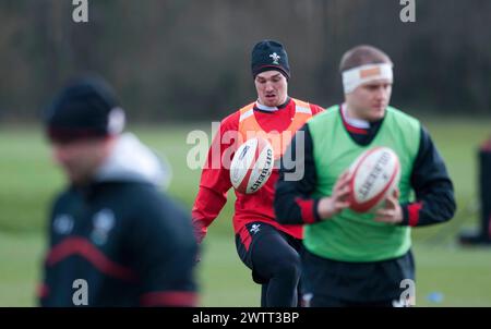 Photo de George North (avec bonnet beanie) lors de la séance d'entraînement de l'équipe de rugby du pays de Galles au Vale Hotel and Resort de Cardiff cet après-midi avant leur affrontement des six Nations avec l'Angleterre en mars 2013. Le centre gallois George North a annoncé qu’il se retirera du rugby international après les six Nations samedi. Banque D'Images