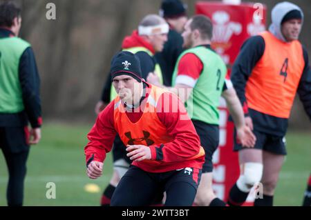 Photo de George North (avec bonnet beanie) lors de la séance d'entraînement de l'équipe de rugby du pays de Galles au Vale Hotel and Resort de Cardiff cet après-midi avant leur affrontement des six Nations avec l'Angleterre en mars 2013. Le centre gallois George North a annoncé qu’il se retirera du rugby international après les six Nations samedi. Banque D'Images