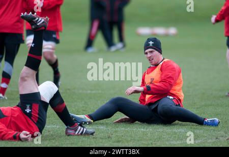 Photo de George North (avec bonnet beanie) lors de la séance d'entraînement de l'équipe de rugby du pays de Galles au Vale Hotel and Resort de Cardiff cet après-midi avant leur affrontement des six Nations avec l'Angleterre en mars 2013. Le centre gallois George North a annoncé qu’il se retirera du rugby international après les six Nations samedi. Banque D'Images