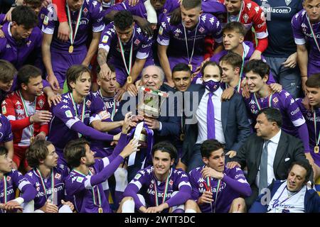 RÉPERTOIRE DE PHOTOS - Parme, Italie, 28 avril 2021. Rocco B Comisso Président d'ACF Fiorentina, Joseph B Comisso et Joe Barone Directeur général d'ACF Fiorentina célèbrent avec les joueurs et le trophée la victoire 2-1 dans le match Primavera Coppa Italia au Stadio Ennio Tardini, Parme. Le crédit photo devrait se lire : Jonathan Moscrop/Sportimage via PA images (Parme - 2021-04-28, Jonathan Moscrop/ipa-agency.net) ps la photo peut être utilisée en respectant le contexte dans lequel elle a été prise, et sans intention diffamatoire du décorum des personnes représentées usage éditorial seulement Banque D'Images