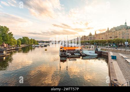 Strandvägen et l'île de Djurgarden avec cafés et bars en été, Stockholm Banque D'Images