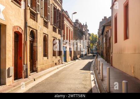 Façade ou extérieur de maisons traditionnelles historiques en rouge ou orange dans la vieille ville de Toulouse, France Banque D'Images