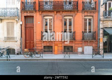 Façade ou extérieur de maisons traditionnelles historiques en rouge ou orange dans la vieille ville de Toulouse, France Banque D'Images