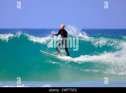 Surfeur, Playa Piedra surf Beach, El Cotillo, Fuerteventura, Canaries, Espagne. Banque D'Images