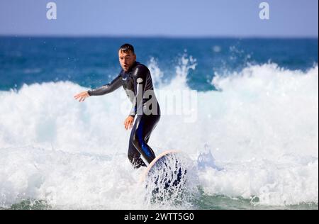 Surfeur, Playa Piedra surf Beach, El Cotillo, Fuerteventura, Canaries, Espagne. Banque D'Images