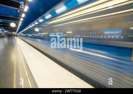 Longue exposition du train de métro dans la station de métro suédoise Banque D'Images