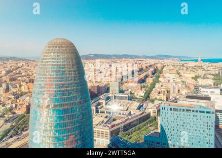 Tour Agbar ou Torre Glòries sur la Plaça de les Glòries Catalanes Banque D'Images