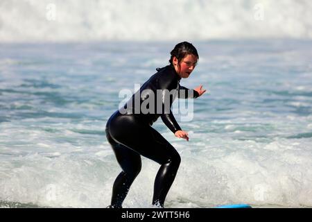 Surfeuse, Playa Piedra surf Beach, El Cotillo, Fuerteventura, Îles Canaries, Espagne. Banque D'Images