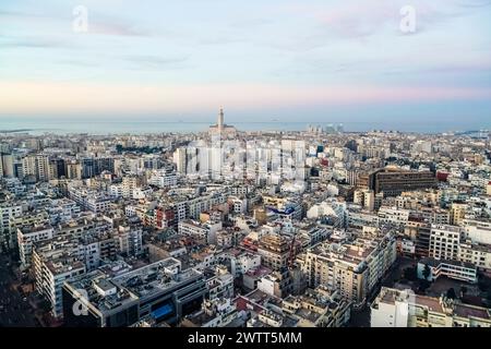 Paysage urbain au coucher du soleil avec la mosquée Casablanca Grand Moche au Maroc Banque D'Images